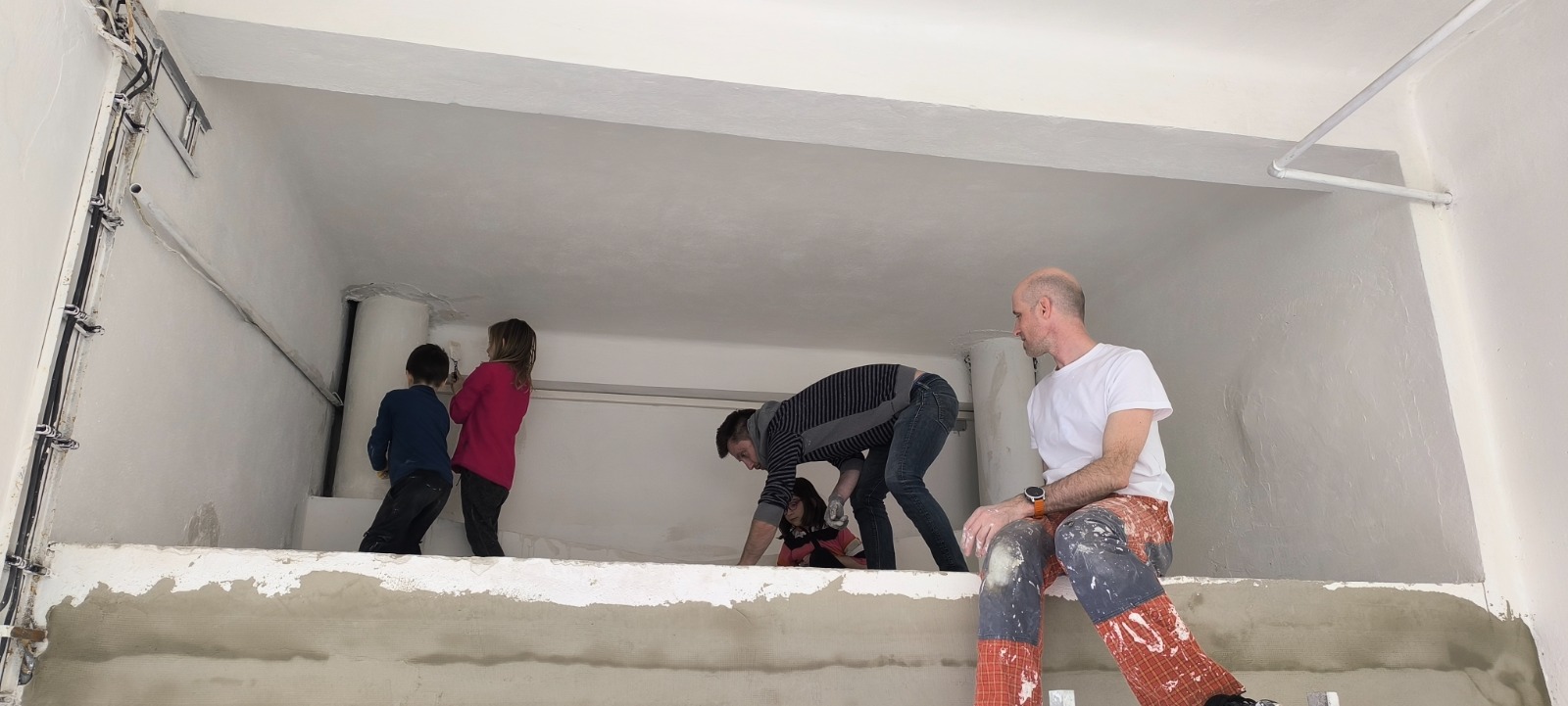 Dobrovolníci uklízí a připravují část prostoru